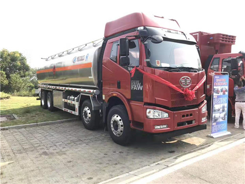 解放J6M前四后八31.5方鋁合金運油車?；囆桶踩_標下發(fā)，訂車立減6000元