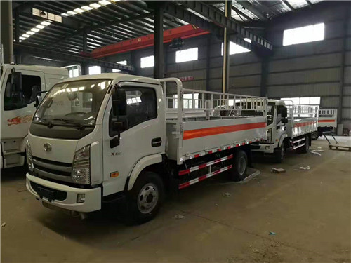 4臺上駿X100氣瓶運(yùn)輸車馬上發(fā)車
