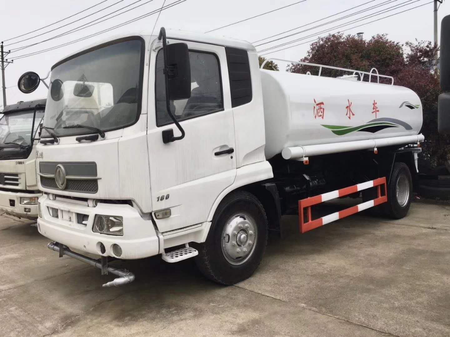東風(fēng)天錦一12噸灑水車匹配東風(fēng)風(fēng)神4缸160馬力發(fā)動機