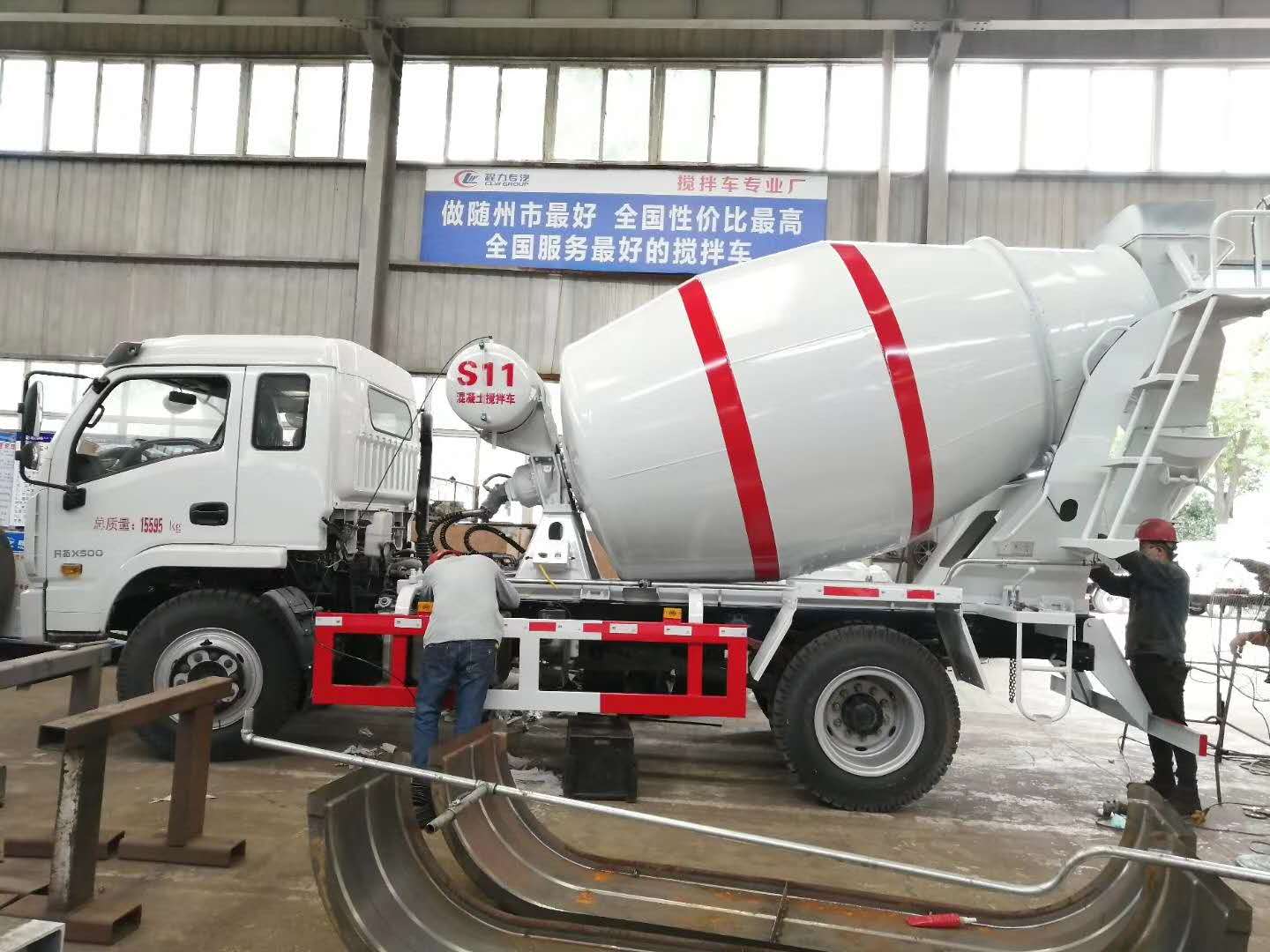 兩臺躍進6方攪拌車準(zhǔn)備調(diào)試完畢發(fā)車，小方量攪拌車，靈活方便，上戶無憂！