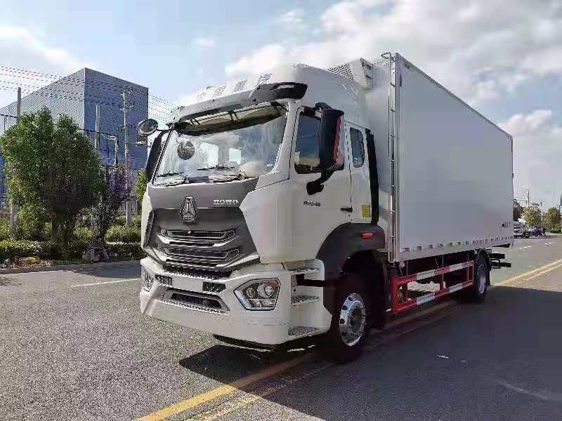 時(shí)尚?科技?前衛(wèi)—重汽豪沃新款6.8米“國(guó)六”冷藏車