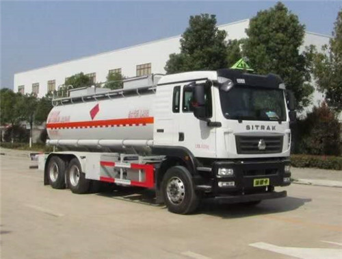 國(guó)六重汽汕德卡后雙橋易燃液體罐式運(yùn)輸車:容積16立方，安全達(dá)標(biāo)也下