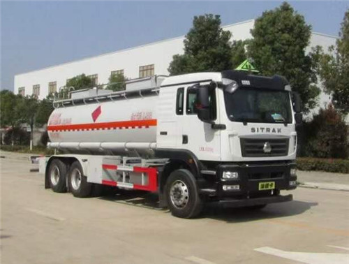重汽汕德卡后雙橋易燃液體罐式運(yùn)輸車:容積16立方，安全達(dá)標(biāo)也下
