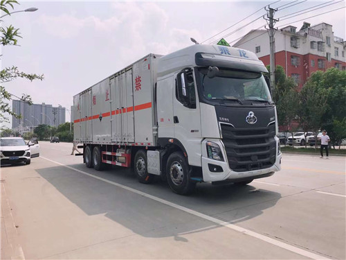東風(fēng)柳汽四軸9.4米危貨廂式車環(huán)保燃油齊全，可出2類氣瓶、氣體、腐蝕、雜項(xiàng)等合格證，正常辦理營運(yùn)證