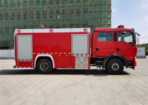 重汽豪沃水罐消防車技術參數(shù)