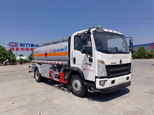 國(guó)六重汽豪沃8.5方運(yùn)油車(chē)廠(chǎng)家直銷(xiāo)，價(jià)格優(yōu)惠