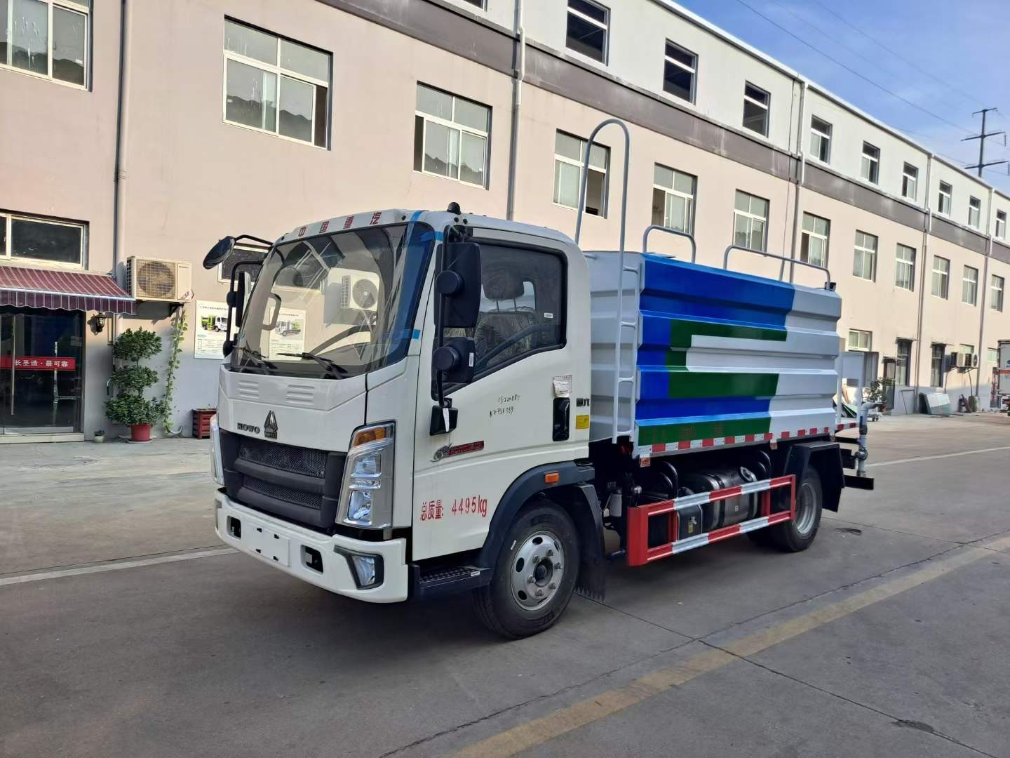 藍(lán)牌！上包?牌—重汽豪沃7灑方?水車