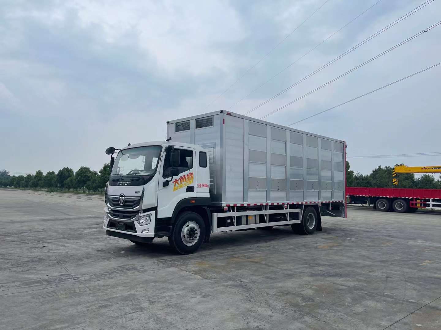 福田奧鈴單橋畜禽運輸車，7.7米鋁合金運豬車