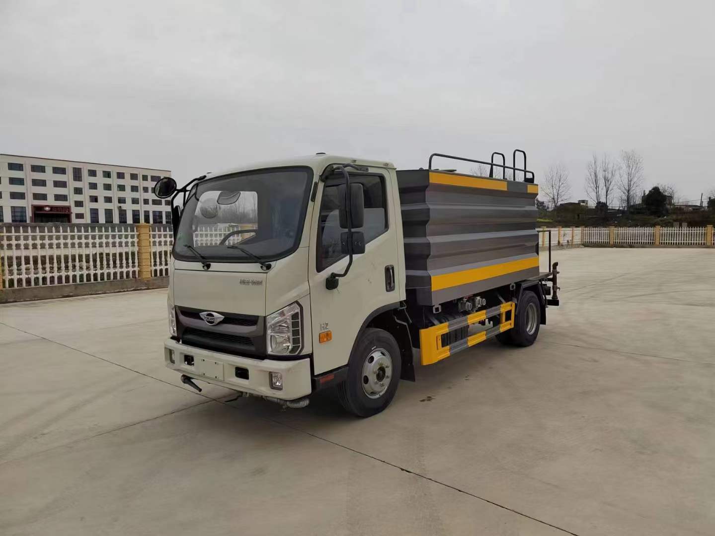 7.4噸藍(lán)牌灑水車！福田領(lǐng)航H2藍(lán)牌灑水車