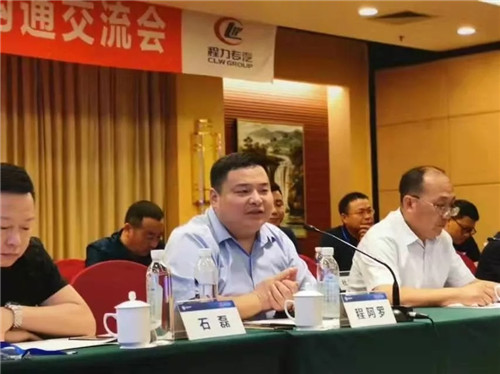  福田汽車集團(tuán)副總經(jīng)理?xiàng)顕?guó)濤、時(shí)代事業(yè)部總裁王術(shù)海、戰(zhàn)略客戶營(yíng)銷公司總經(jīng)理宋洋及相關(guān)領(lǐng)導(dǎo)接待了來(lái)自程力的遠(yuǎn)方客人。