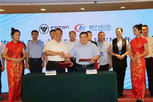 隨后，福田汽車與程力集團(tuán)5500臺(tái)國(guó)六底盤簽約儀式在山東諸城隆重舉行，主賓雙方領(lǐng)導(dǎo)及嘉賓出席了簽約儀式，共同見(jiàn)證了這個(gè)重要的時(shí)刻。