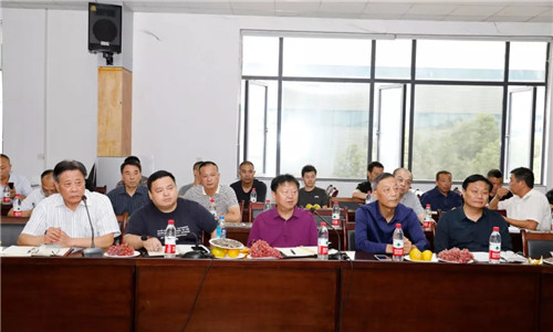 會(huì)議上，程力汽車集團(tuán)董事長程道國（上圖中）、總經(jīng)理程阿羅（上圖左二），黨委副書記、常務(wù)副總經(jīng)理程國強(qiáng)（右二），黨委副書記、紀(jì)委書記郭傳文（上圖右一）分別作了發(fā)言。 集團(tuán)公司黨委書記何儒安（上圖左一）作宣講與總結(jié)。 大家濟(jì)濟(jì)一堂暢所欲言，回顧建國七十年來，中國人民在共產(chǎn)黨的領(lǐng)導(dǎo)下，祖國建設(shè)發(fā)生的翻天覆地巨大變化及嶄新面貌，特別是見證了新時(shí)代中國特色社會(huì)主義建設(shè)所取得舉世矚目的偉大成就。