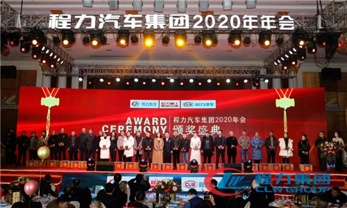 2020年，我們一要調(diào)整經(jīng)營戰(zhàn)略，由粗放型向節(jié)約型轉(zhuǎn)變，由吃大鍋飯向成本核算精細化考核轉(zhuǎn)變，以經(jīng)濟責任制為主線，實行各單位利潤、產(chǎn)值、產(chǎn)量考核。充分發(fā)揮兩級管理作用，公司領(lǐng)導(dǎo)實行一崗多責。所有生產(chǎn)模塊（直屬廠和專業(yè)廠）和經(jīng)營模塊（底盤事業(yè)部等），全部構(gòu)建“利潤中心”體制，一切圍繞“經(jīng)營產(chǎn)值”和“經(jīng)營利潤”雙指標，最終形成體現(xiàn)團隊價值導(dǎo)向的職業(yè)經(jīng)理人薪酬制度。
