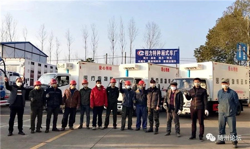 程阿羅總經理讀完這封滿在榮譽與鼓勵的感謝信，許多在抗疫中那些生死與共，不計個人得失安危的往事一起涌上心頭。戰(zhàn)疫以來，程力公司不畏艱險困難，一直奮戰(zhàn)在防疫和復工復產的第一線，先后得到了社會各界和區(qū)委、區(qū)政府，市委、市政府、以及省里和工信部的感謝與表揚勉勵，省市各大媒體，省人大、省政協(xié)、省工商聯(lián)、省委統(tǒng)戰(zhàn)部等官方新聞門戶網站，都連篇累牘的宣傳程力抗疫的先進事跡，但來自國務院的感謝信，確實是程力最感到鼓舞和激勵的一份特殊厚禮，也是全體程力人的共同榮光。