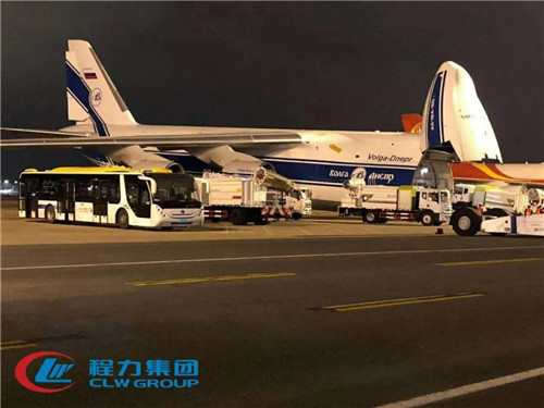 程力公司在國內，出色地完成了國務院應對新型冠裝病毒肺炎疫情聯(lián)防聯(lián)控機制醫(yī)療物資保障組和隨州市市委市政府下達的抗疫物資保障任務后，積極組織力量參與國際社會全球防疫重任洪流之中，全力以赴配合國家戰(zhàn)略共建人類命運共同體的宏偉事業(yè)，在8天時間內趕制45輛消毒殺菌噴霧防疫車，馳援中東阿聯(lián)酋，對接南亞馬來西亞的防疫戰(zhàn)車也在緊鑼密鼓的籌劃中；程力智慧、程力速度、程力品牌，再次彰顯了中國制造的硬核實力。 中國的程力、世界的程力，東方魅力驚艷全球。