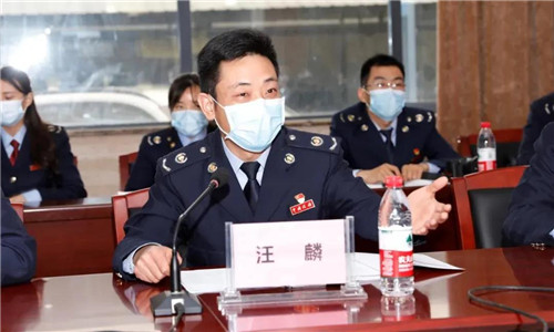 在座談中，隨州市稅務(wù)局第一稽查局汪局長表示，希望程力汽車集團牢牢把握好這次國家大力扶持優(yōu)秀民營企業(yè)的政策機遇，切合自身實際情況，找準發(fā)展點擴大自身優(yōu)勢，爭取能夠順利完成年度70億生產(chǎn)總值的目標任務(wù)，實現(xiàn)公司的穩(wěn)步快速發(fā)展。