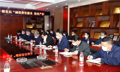 活動最后程力汽車集團黨委書記何儒安，衷心感謝市稅務(wù)局的領(lǐng)導(dǎo)的關(guān)心和政府出臺相關(guān)稅收優(yōu)惠政策。在這疫情導(dǎo)致的經(jīng)濟環(huán)境嚴峻的情況下，這樣的優(yōu)惠稅收政策正是雪中送炭的深厚溫情，深刻體現(xiàn)了政府與人民團結(jié)一心、眾志成誠共渡難關(guān)的決心。
