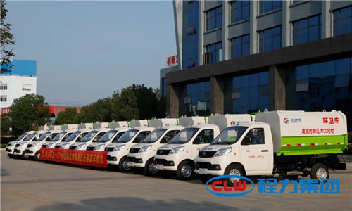  這種小型鄉(xiāng)鎮(zhèn)主流環(huán)衛(wèi)垃圾清運(yùn)車，底盤離地角高，通過性好，箱體方正有效容積率大，特別適合我國鄉(xiāng)村道路作業(yè)，在廣大鄉(xiāng)鎮(zhèn)及農(nóng)村市場非常受歡迎。
