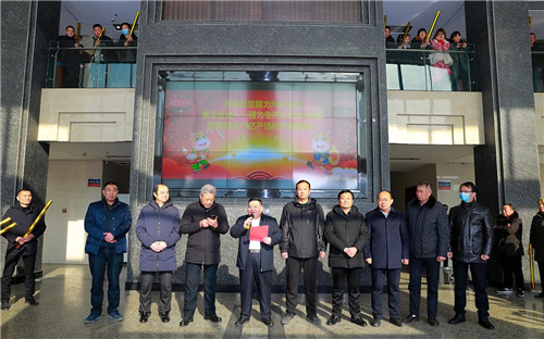 集團公司高層組織在家的主要領(lǐng)導(dǎo)，以及各部門的中層干部及負責人，各直屬廠、專業(yè)廠、集團成員廠總經(jīng)理，戶主經(jīng)理與各銷售精英團隊負責人，程力汽車集團簽約網(wǎng)紅共計200余人，在程力總部八號樓迎賓大廳共同見證了超額完成75億專汽產(chǎn)值的祝賀儀式。