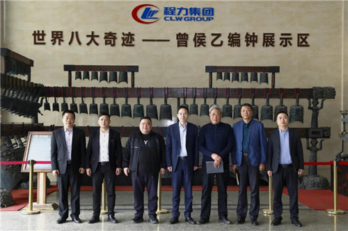 在程力汽車集團(tuán)總部迎賓大廳，雙方代表觀摩世界八大奇跡編鐘后合影紀(jì)念　　