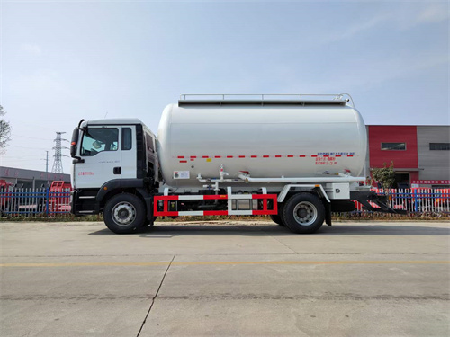 重汽汕德卡單橋粉粒物料運(yùn)輸車(chē) (2).jpg