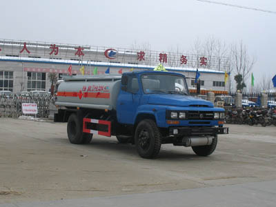 東風(fēng)尖頭7噸運(yùn)油車(chē)